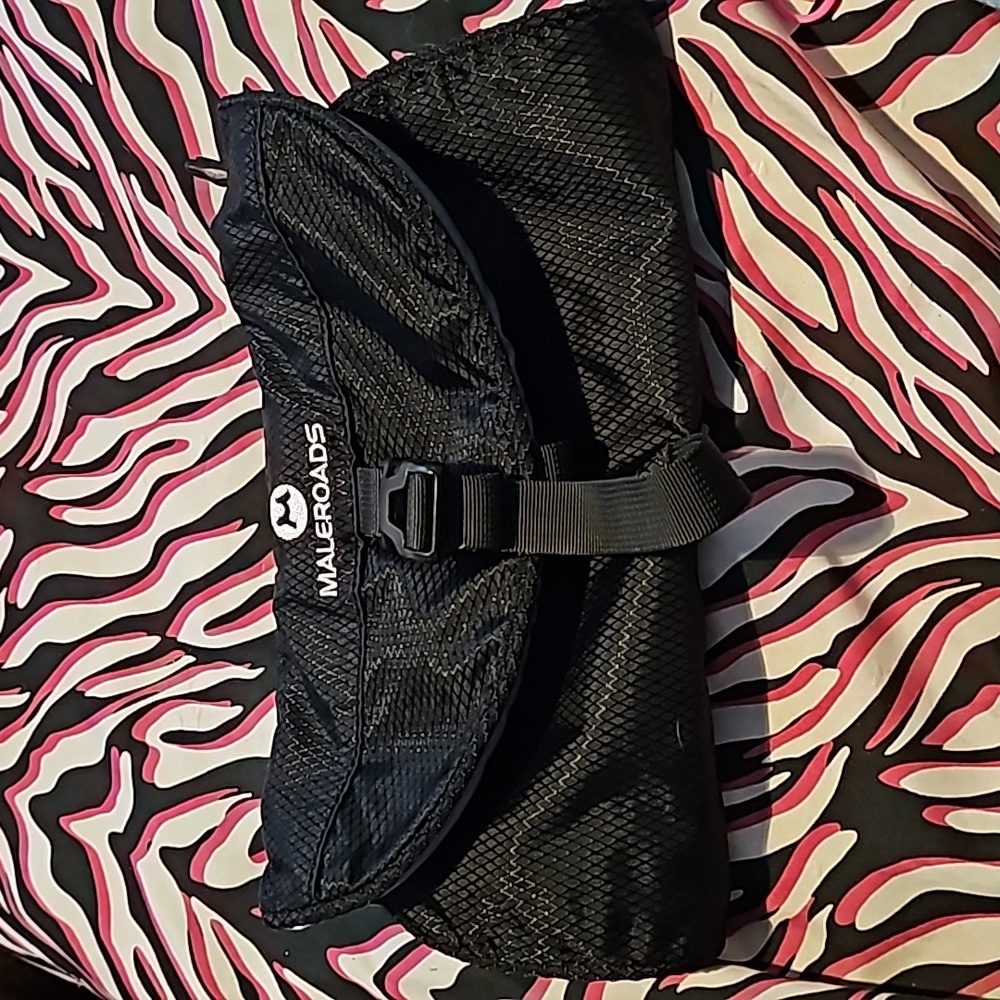 !!. Toiletry bag - Picture 2 of 9